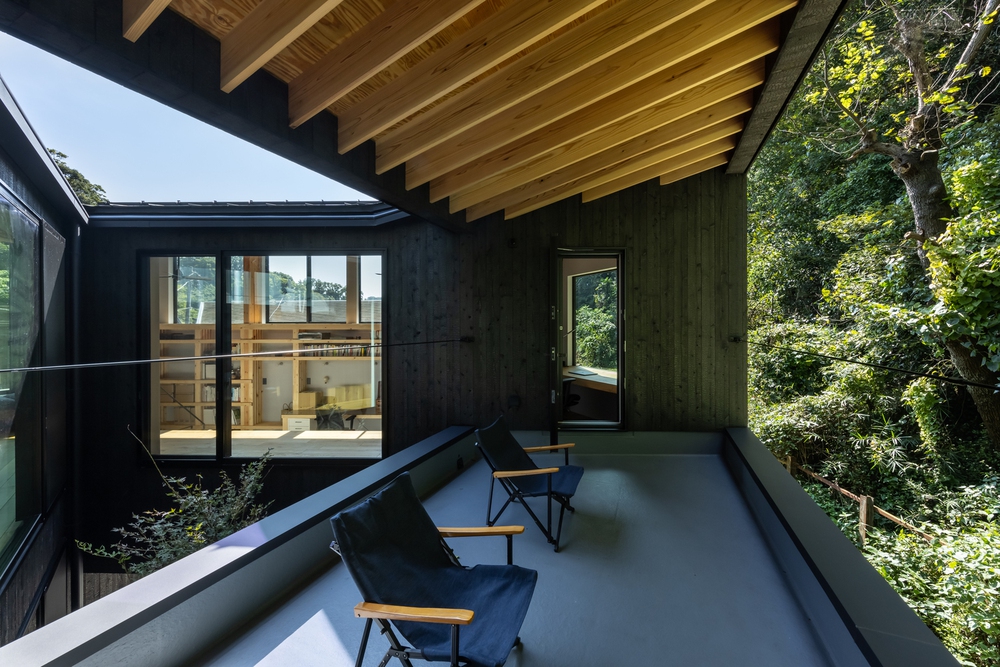  Căn nhà như viên ngọc đen giữa rừng núi Nhật Bản - Ảnh 7.