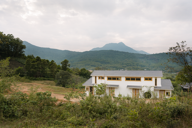 The architect and his wife escaped from the street to Ba Vi to build a beautiful Japanese-style duplex villa like in a magazine - Photo 2.