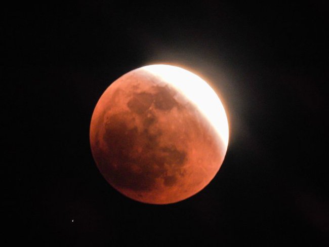 The first super lunar eclipse of the year: People are eager to see Hang blooming from all over the world - Photo 14.