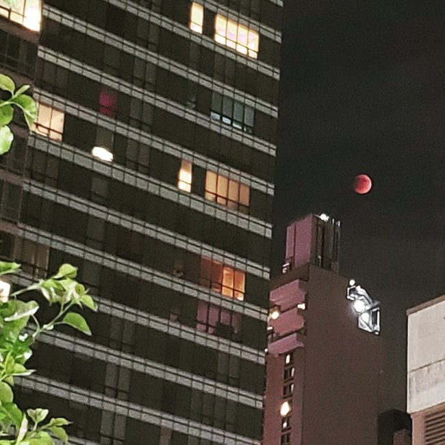 The first super lunar eclipse of the year: People are eager to watch Hang show off her beauty from all over the world - Photo 9.