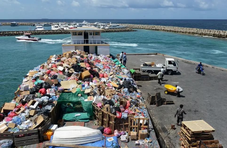 Close-up of the 'junk island' - an artificial scar in the Maldives tourist paradise - Photo 8.