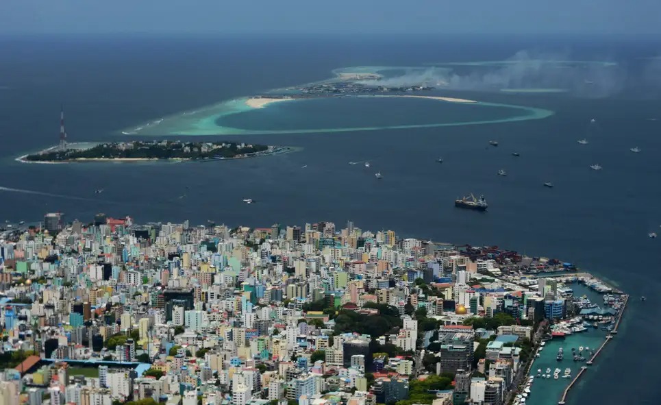 Close-up of the 'junk island' - an artificial scar in the tourist paradise of Maldives - Photo 4.