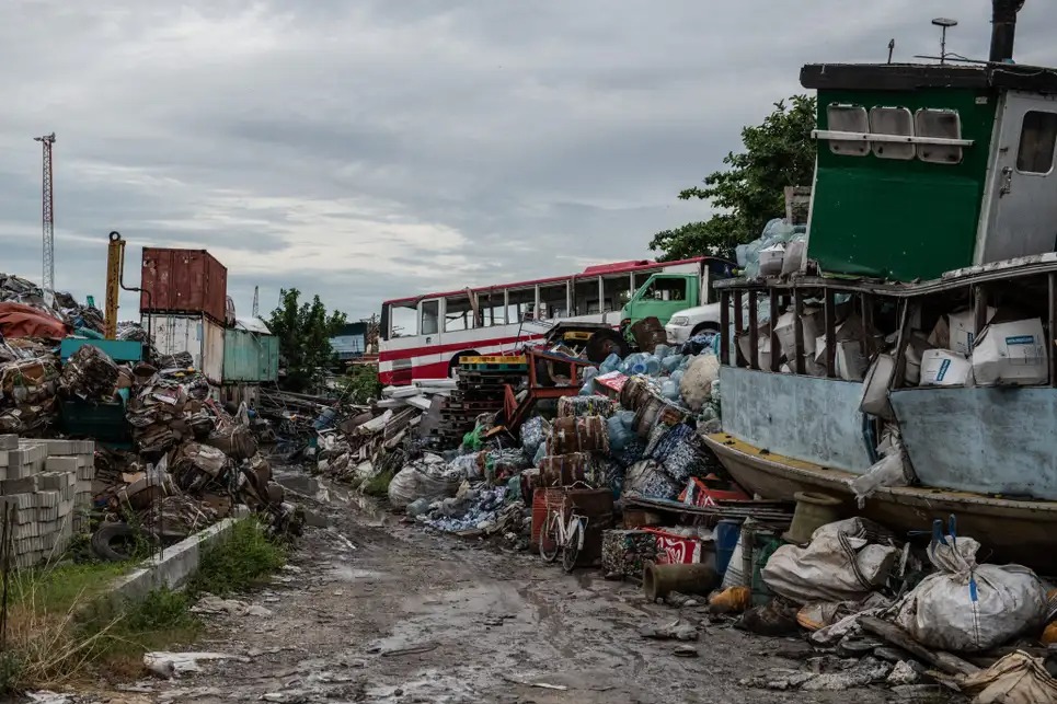 Close-up of the 'junk island' - an artificial scar in the tourist paradise of Maldives - Photo 9.