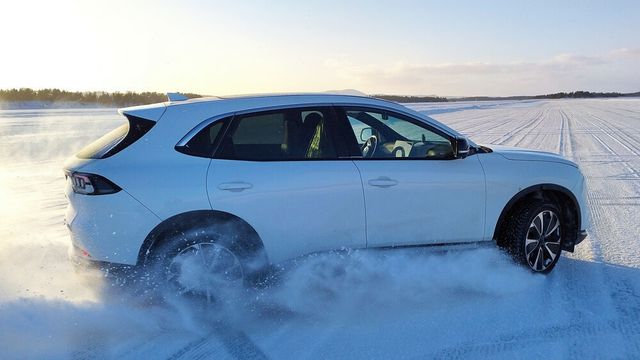 Summary VinFast VF 8 shows off its drifting ability on thick snow - Photo 1.