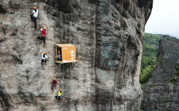The most inconvenient convenience store in the world has an area of ​​only one person, to buy goods, you have to climb to a height of 120m - Photo 1.