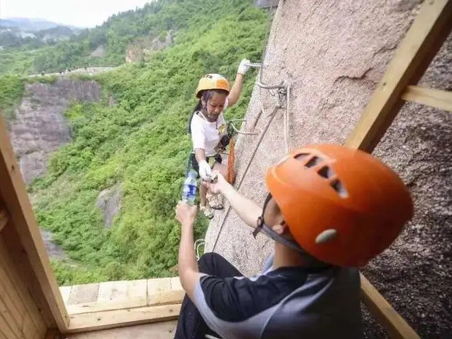 The most inconvenient convenience store in the world has an area of ​​only one person, to buy goods must climb to a height of 120m - Photo 2.