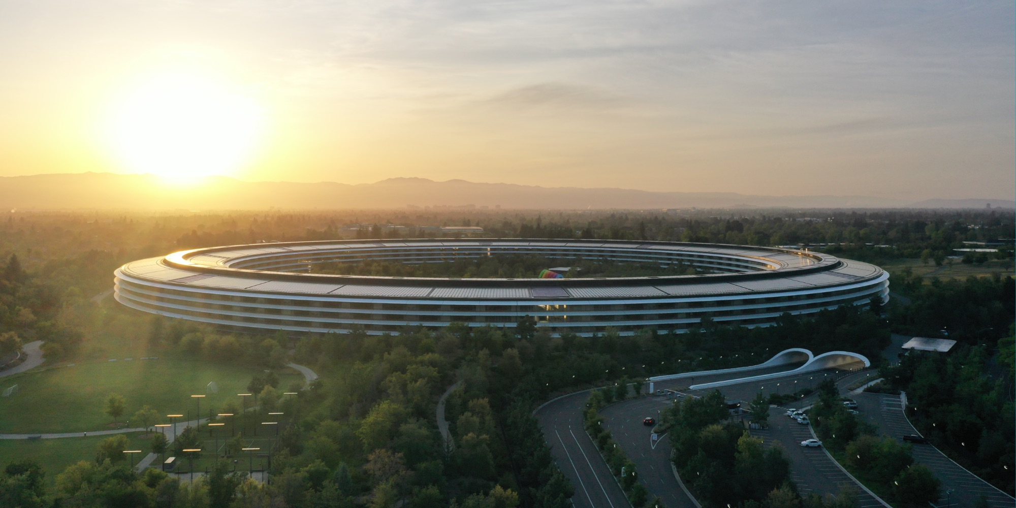 See the extremely majestic Apple Park close-up under the drone lens - Photo 3.