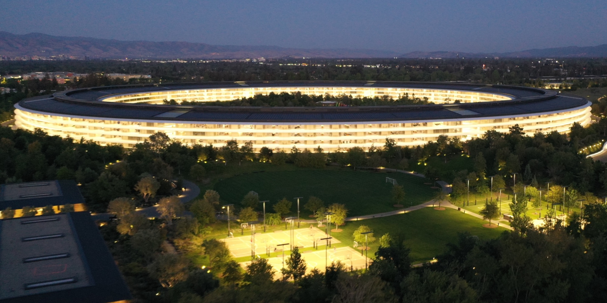 See the extremely majestic Apple Park close-up under the drone lens - Photo 6.