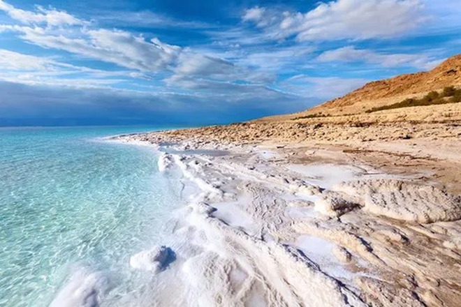 In the middle of the Dead Sea, there is an island as white as snow, containing a miracle that surprised the whole world - Photo 1.