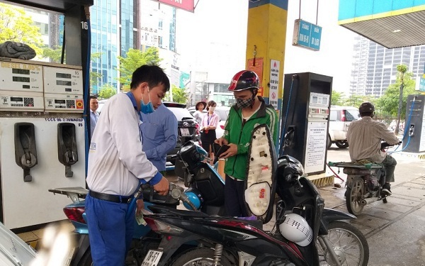 Gasoline prices rose to a record high of 30,650 VND/liter - Photo 1.