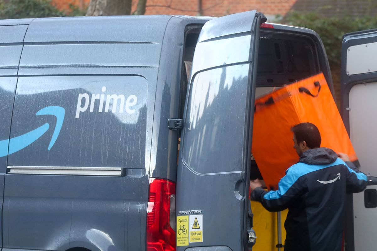 Amazon's hidden corner: Employees are monitored by machines to the point that they have to pee in bottles, just resting their hands on the machine will ring the alarm because Jeff Bezos believes that everyone is lazy - Photo 1.