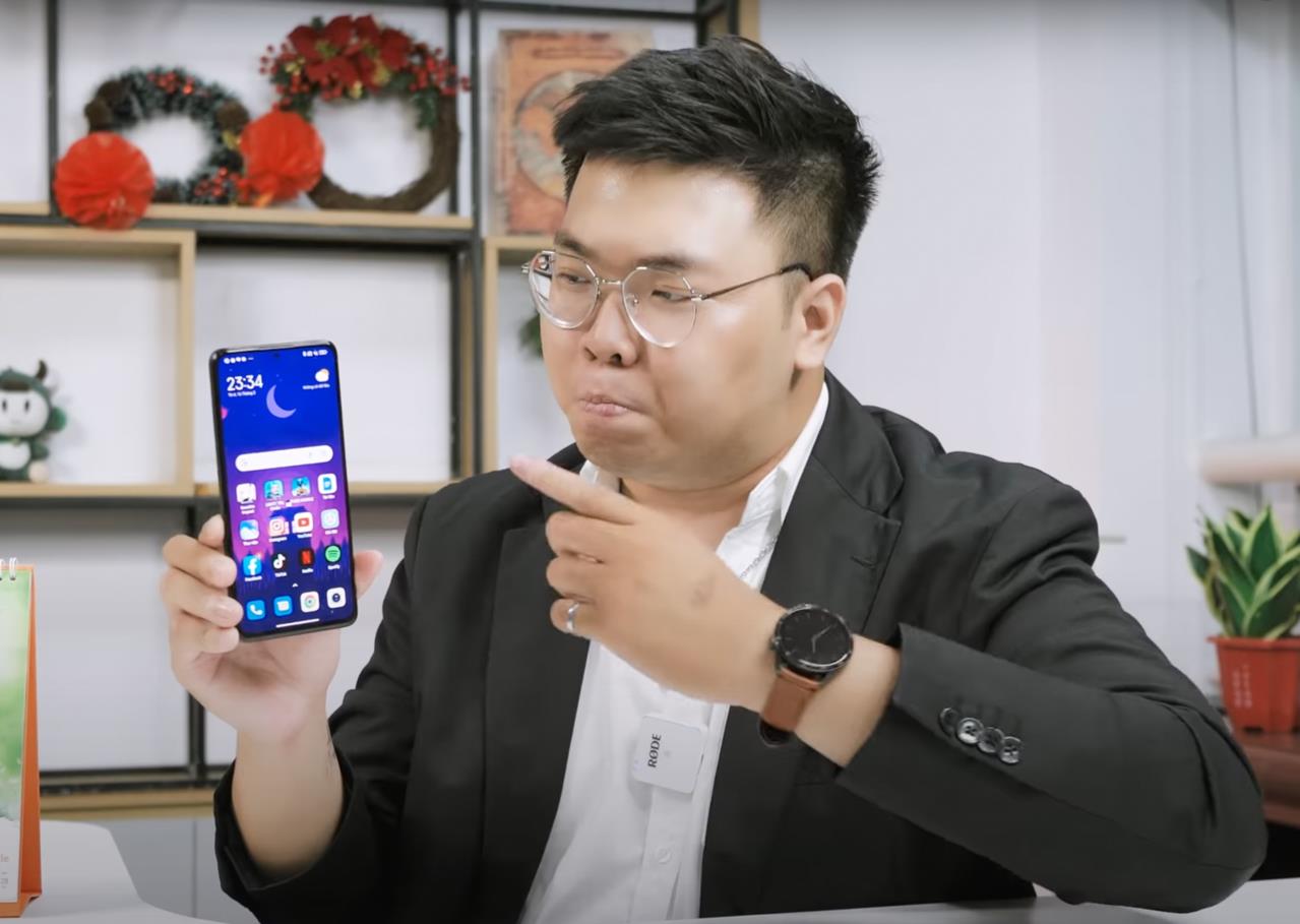 Which mid-range smartphone is attracting a lot of attention from creative young people and technology enthusiasts?  - Photo 3.