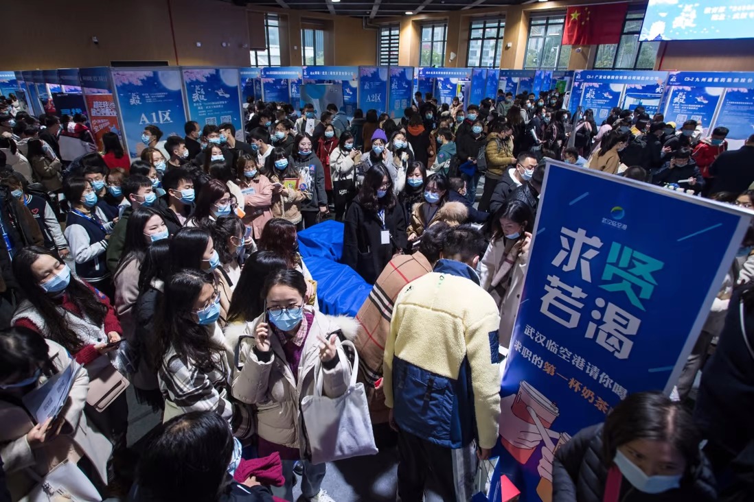 Chinese students face a job crisis when the technology and electric vehicle sectors stop hiring - Photo 1.