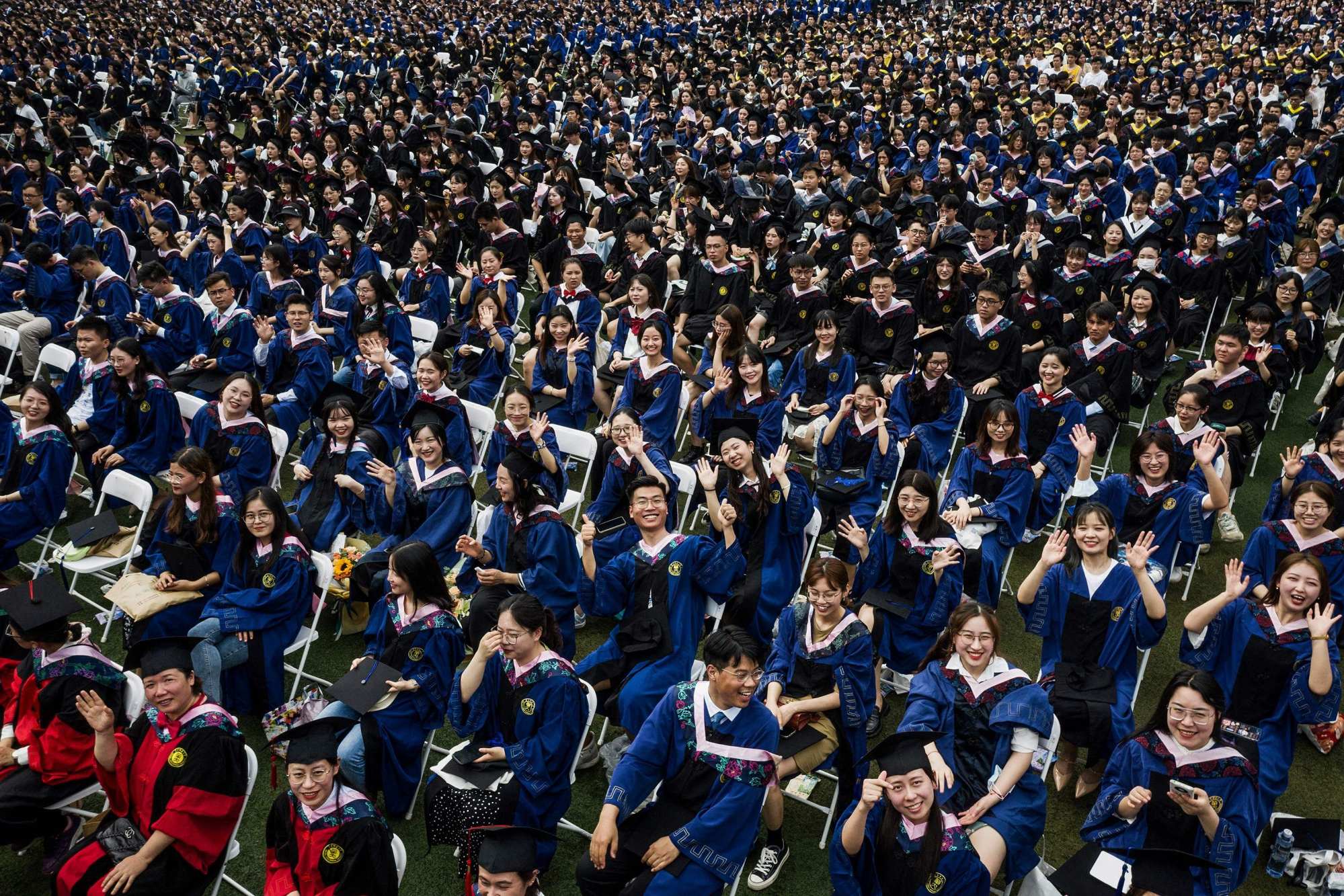 Chinese students face a job crisis when the technology and electric vehicle sectors stop hiring - Photo 3.