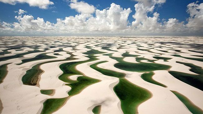 Kỳ ảo sa mạc đầy nước màu xanh ngọc bích như ở hành tinh khác: Không bão cát, nắng nóng mà chỉ có hồ nước đầy cá - Ảnh 1.