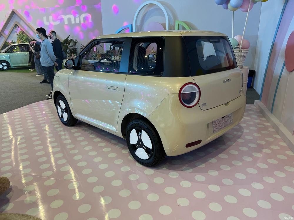 Mini electric cars cause fever because of their 300km travel range, fighting the Chinese electric car king Wuling - Photo 3.