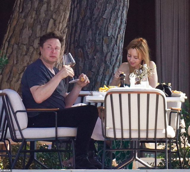 HOT: Elon Musk publicly dates a new girlfriend 21 years younger than him, the youngest muse in history - Photo 2.
