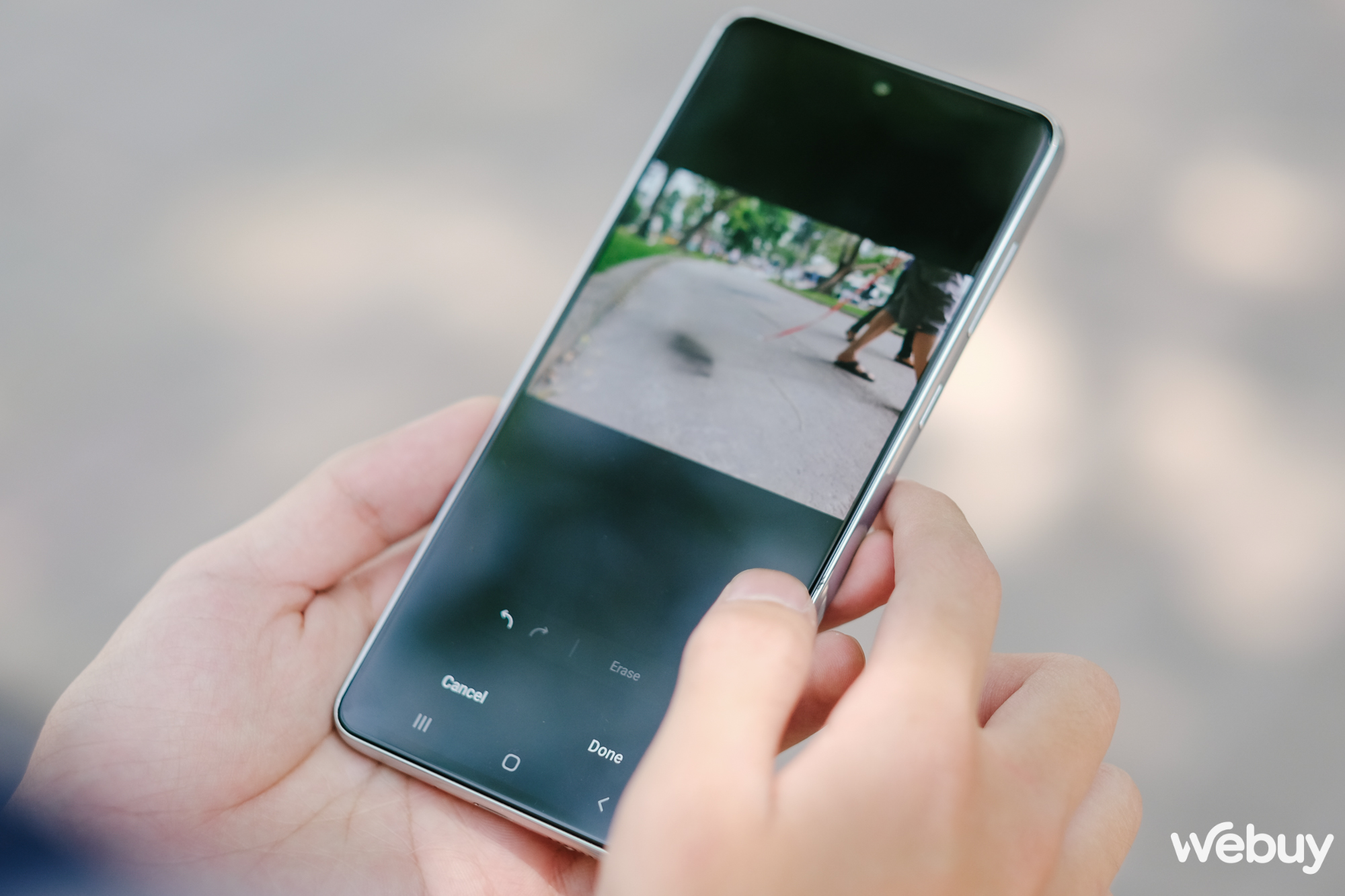 Experience the Remove objects feature of Samsung smartphones: There is 
