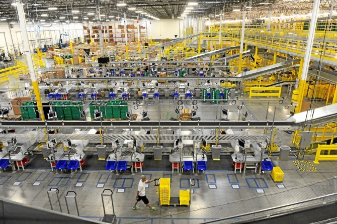 Amazon's super warehouse secret: As big as 15 football fields, the algorithm manages everything, employees are no different from robots working at least 60 hours a week - Photo 2.