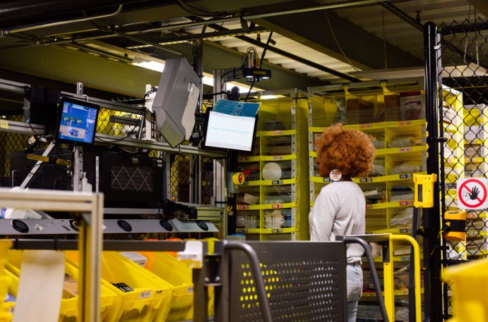 Amazon's super warehouse secret: As big as 15 football fields, the algorithm manages everything, employees are no different from robots working at least 60 hours a week - Photo 4.