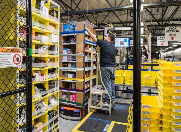 Amazon's super warehouse secret: As big as 15 football fields, the algorithm manages everything, employees are no different from robots working at least 60 hours a week - Photo 5.