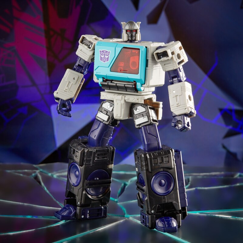 Revealing the first images of the next Transformer toy model: Blaster, but a villain version - Photo 2.