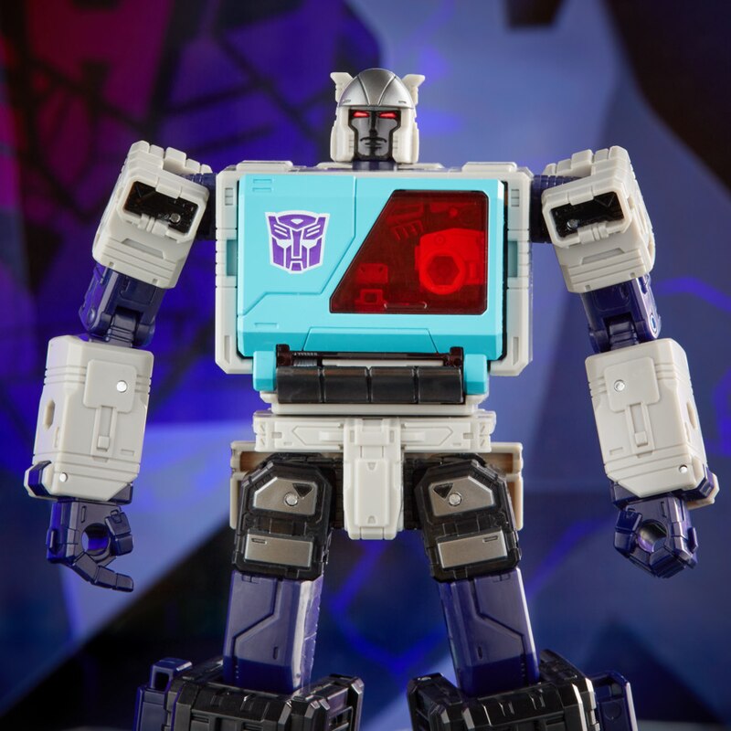Revealing the first images of the next Transformer toy model: Blaster, but the villain version - Photo 3.