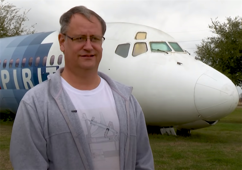 Người đàn ông cải tạo chiếc máy bay cũ thành 5 phòng tiện nghi, sống quây quần cùng gia đình suốt 11 năm: Nội thất kinh ngạc! - Ảnh 1.