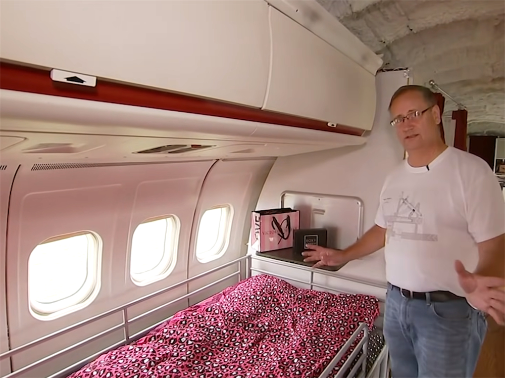 Người đàn ông cải tạo chiếc máy bay cũ thành 5 phòng tiện nghi, sống quây quần cùng gia đình suốt 11 năm: Nội thất kinh ngạc! - Ảnh 11.