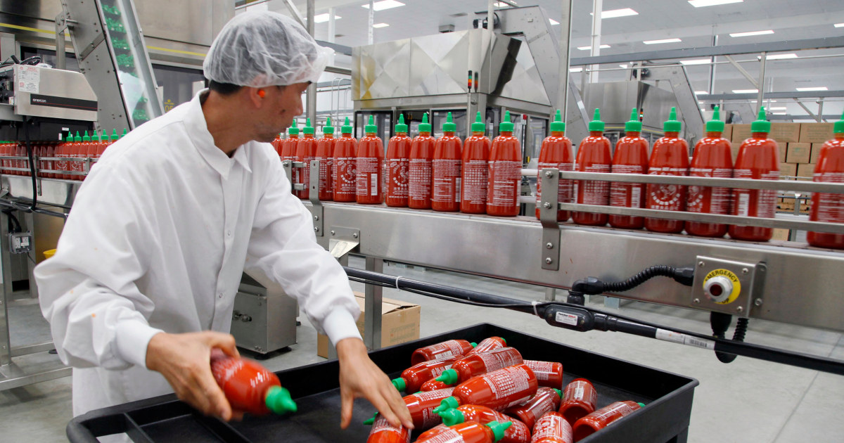 Sriracha tạm ngừng bán tương ớt vì thiếu ... ớt - Ảnh 2.