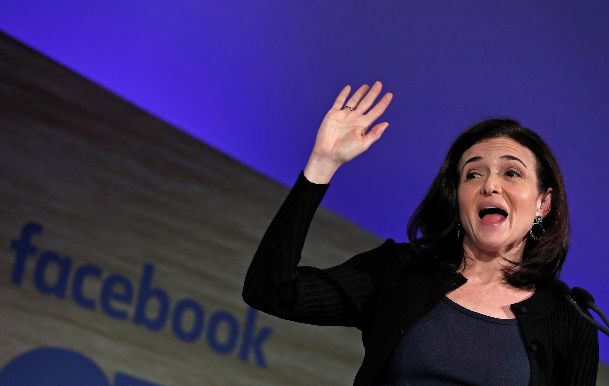 Trước khi từ bỏ vai trò COO, 'nữ tướng' Sheryl Sandberg đã bán hơn 75% cổ phiếu Facebook - Ảnh 2.