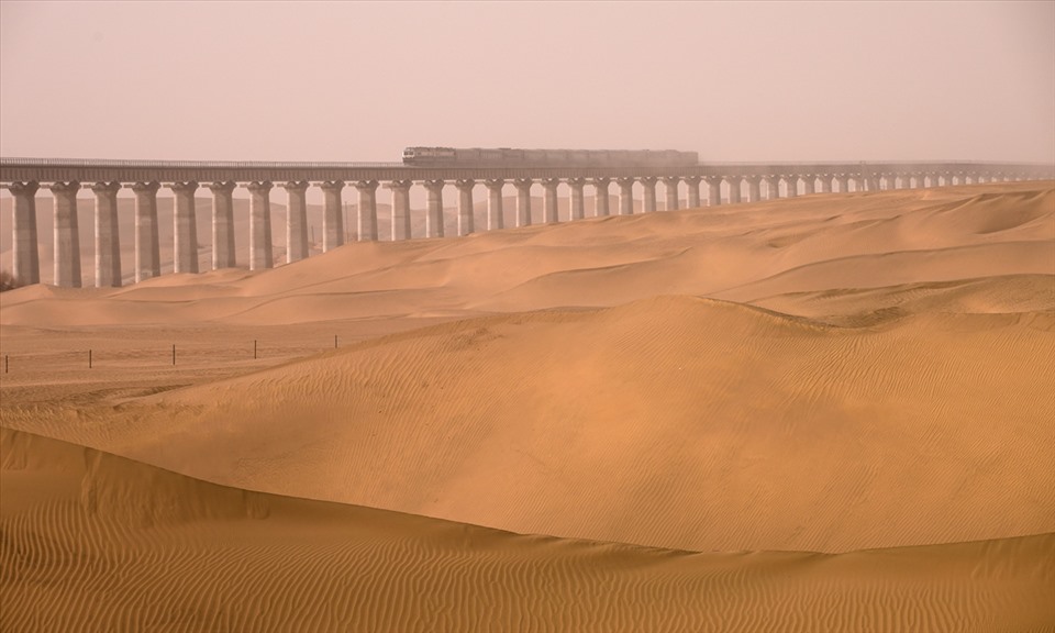 Đường sắt trên sa mạc: Trung Quốc chống phá hàng tỷ hạt cát bằng vũ khí bí mật - Ảnh 1.
