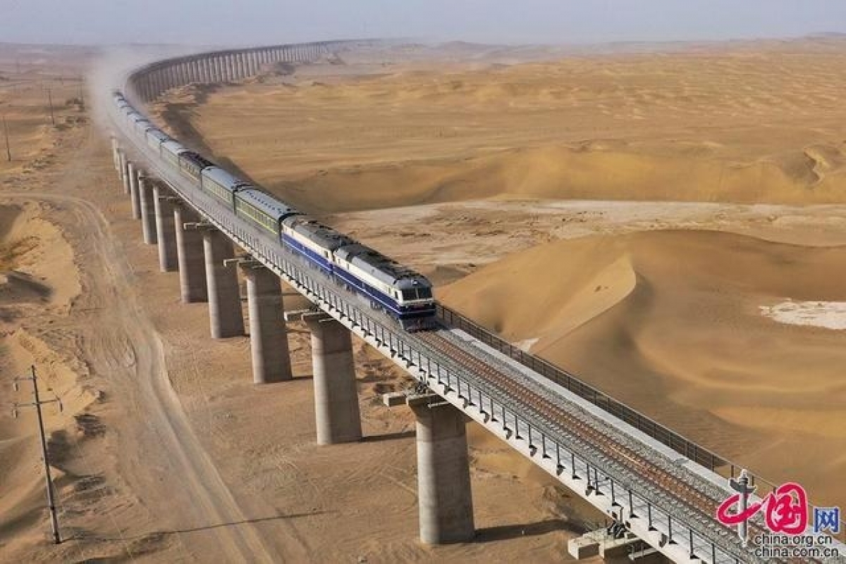 Đường sắt sa mạc: Trung Quốc chống lại sự tàn phá của hàng tỉ hạt cát bằng vũ khí bí mật - Ảnh 2.
