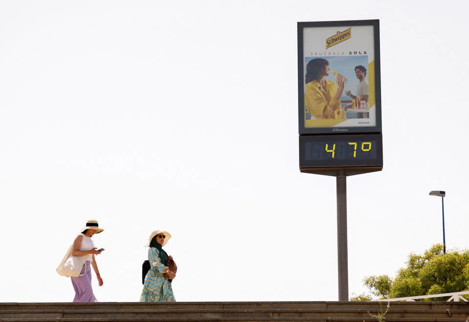 Chùm ảnh: Người dân châu Âu vật lộn chống chọi với nắng nóng, Tây Ban Nha ghi nhận nhiệt độ cao nhất trong 20 năm trở lại đây - Ảnh 1.