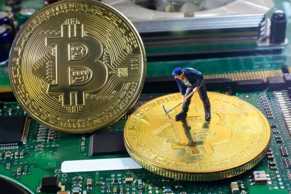 Bitcoin price plunges, virtual currency miners face piling up difficulties - Photo 1.