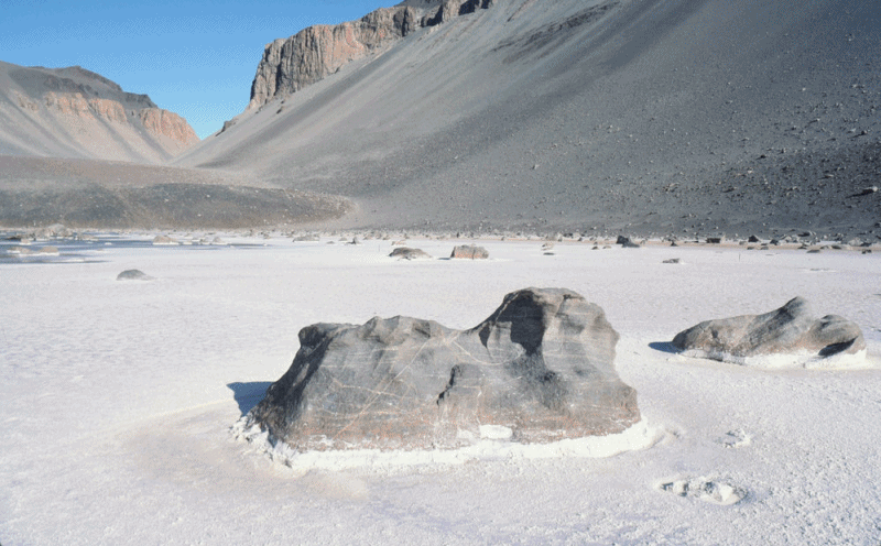 Hồ &quot;kỳ lạ&quot; nhất thế giới: Ở nơi lạnh nhất Nam Cực, dù âm 50 độ vẫn không thể đóng băng - Ảnh 1.