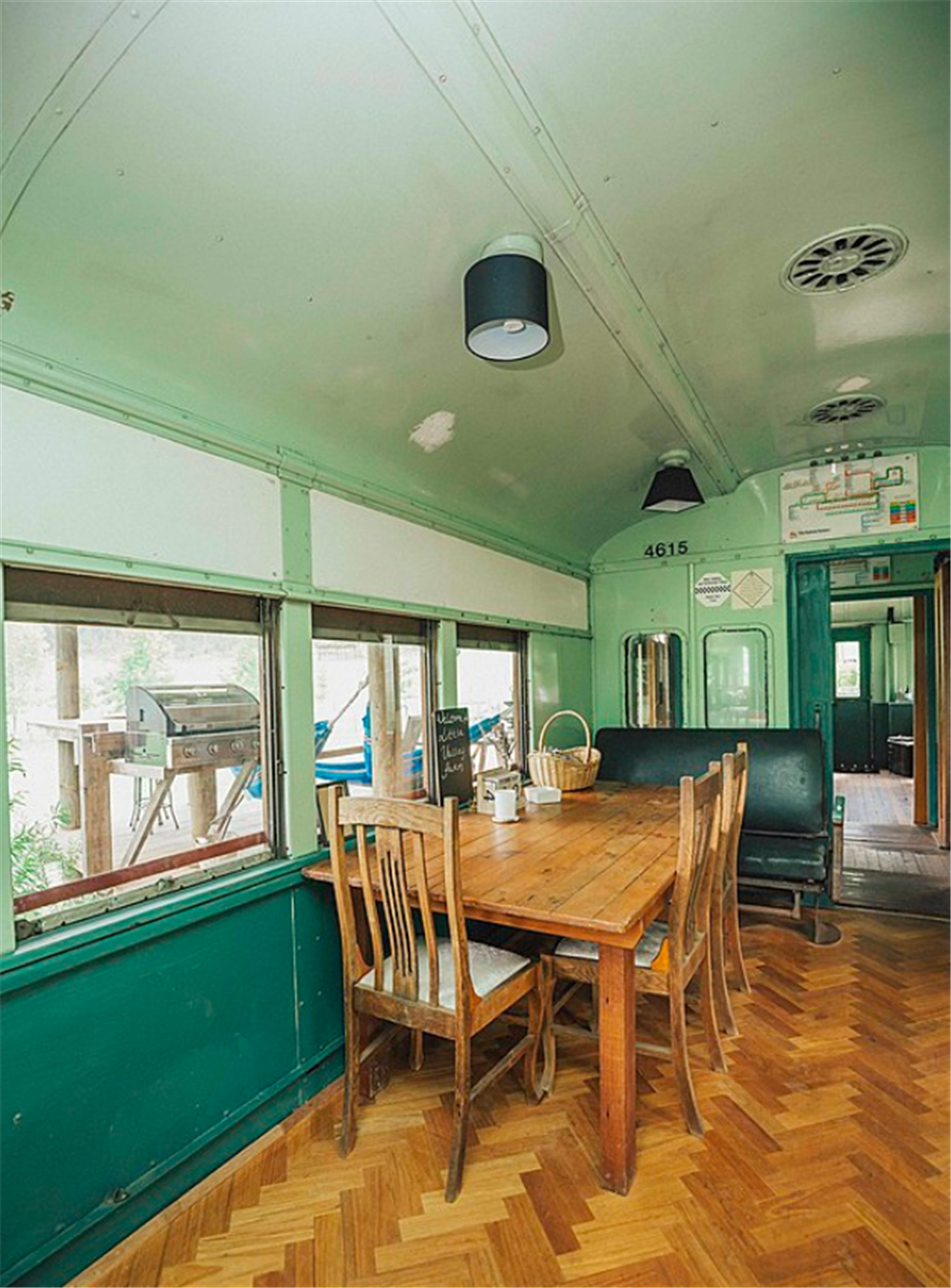 The couple recycle the abandoned 1950's train carriage, turning it into a 70-square-meter house, living with camels and nature: Amazing!  - Photo 6.