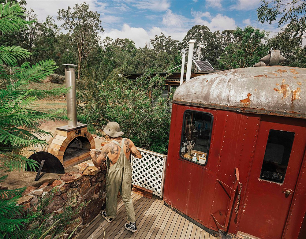 The couple recycle the abandoned 1950's train carriage, turning it into a 70-square-meter house, living with camels and nature: Amazing!  - Photo 8.