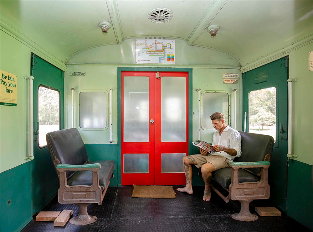 The couple recycle the abandoned 1950's train carriage, turning it into a 70-square-meter house, living with camels and nature: Amazing!  - Photo 11.