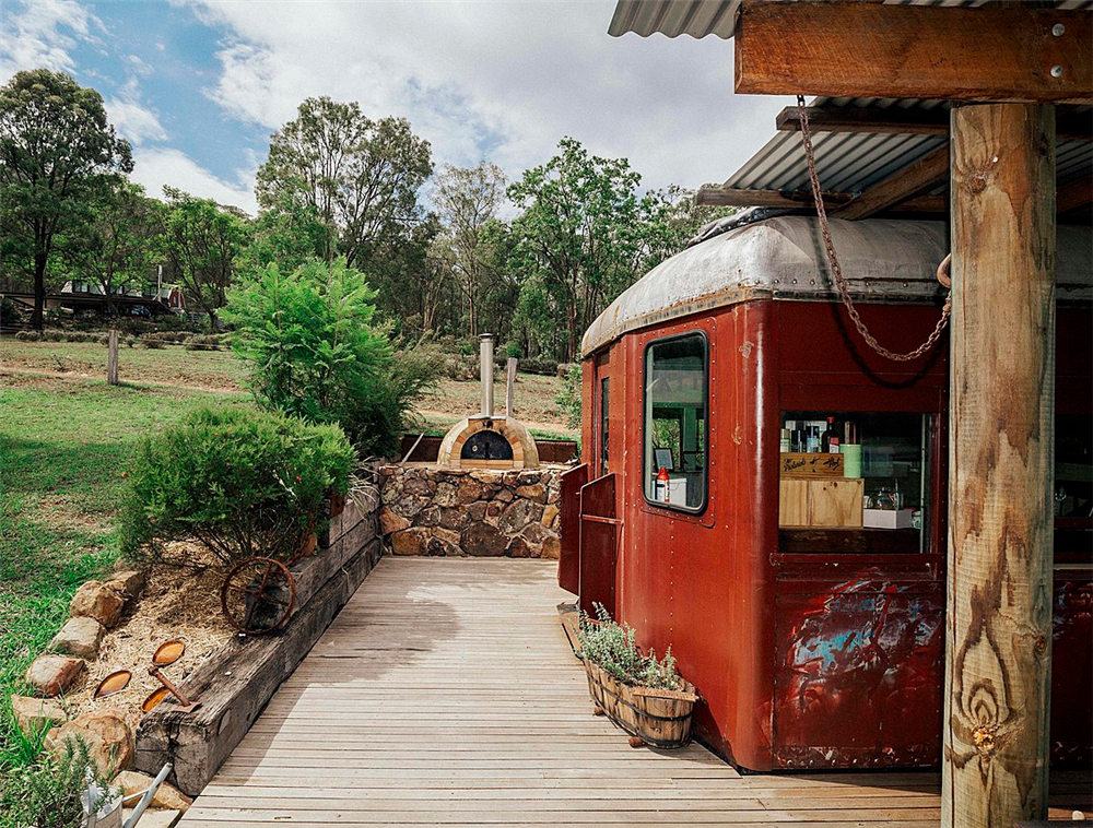 The couple recycle the abandoned 1950's train carriage, turning it into a 70-square-meter house, living with camels and nature: Amazing!  - Photo 13.