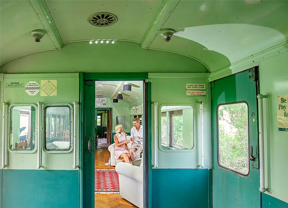 The couple recycle the abandoned 1950's train carriage, turning it into a 70-square-meter house, living with camels and nature: Amazing!  - Photo 4.