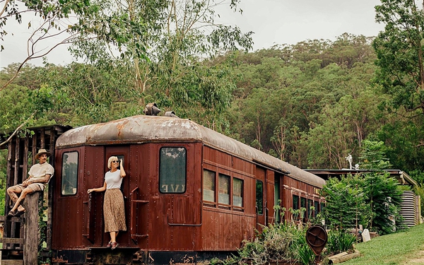 The couple recycle the abandoned 1950's train carriage, turning it into a 70-square-meter house, living with camels and nature: Amazing!  - Photo 1.