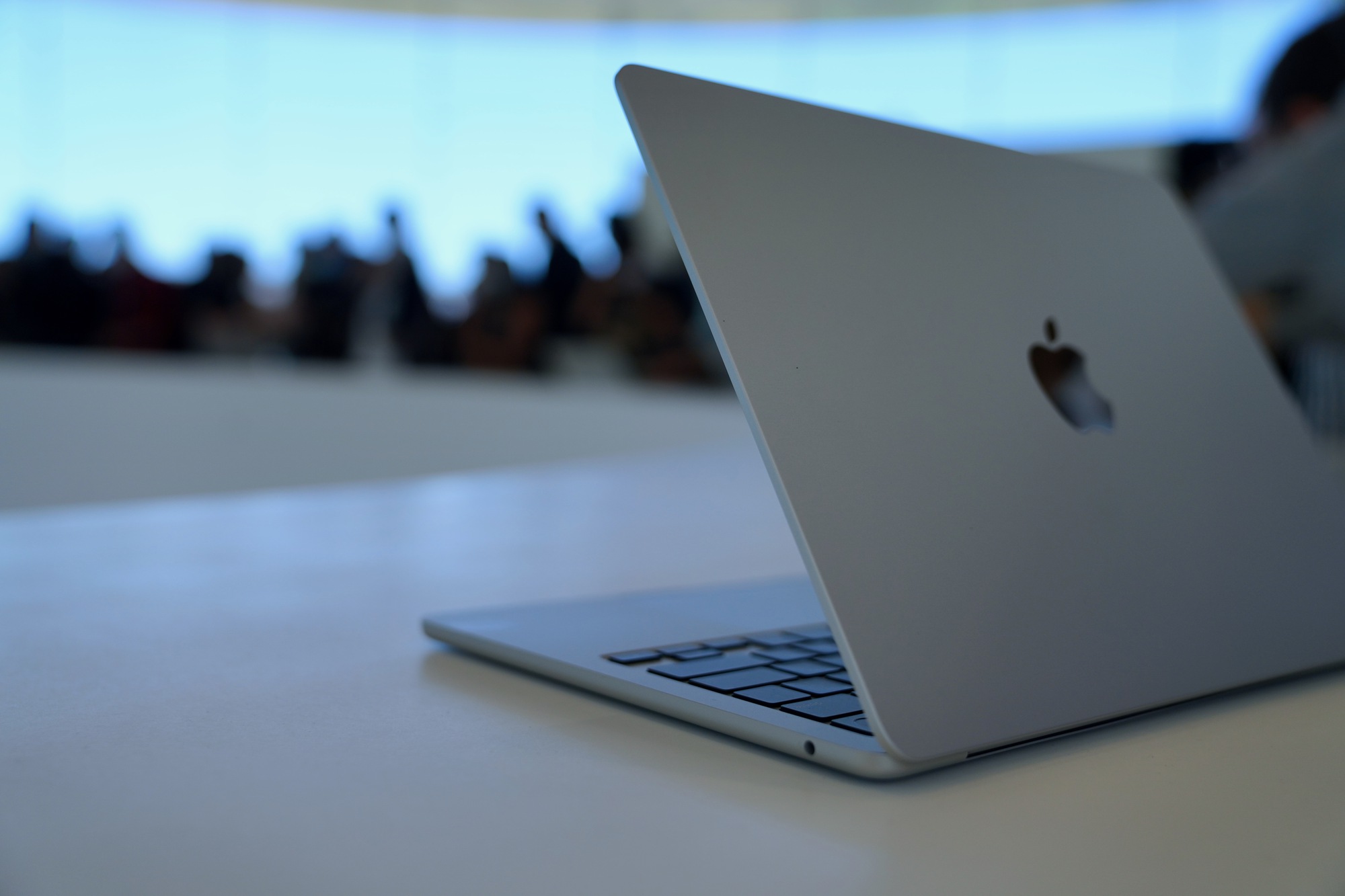 Tải hình nền MacBook Pro 16” cho iPhone, iPad, máy tính