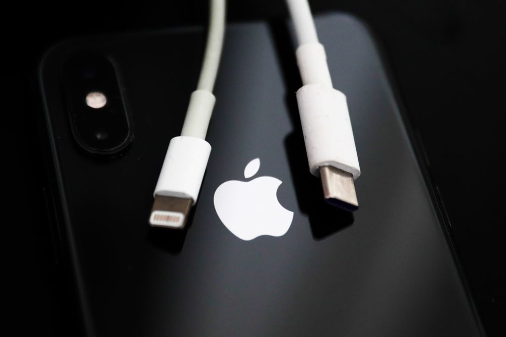 iPhone will have to use USB-C charging port in Europe - Photo 1.
