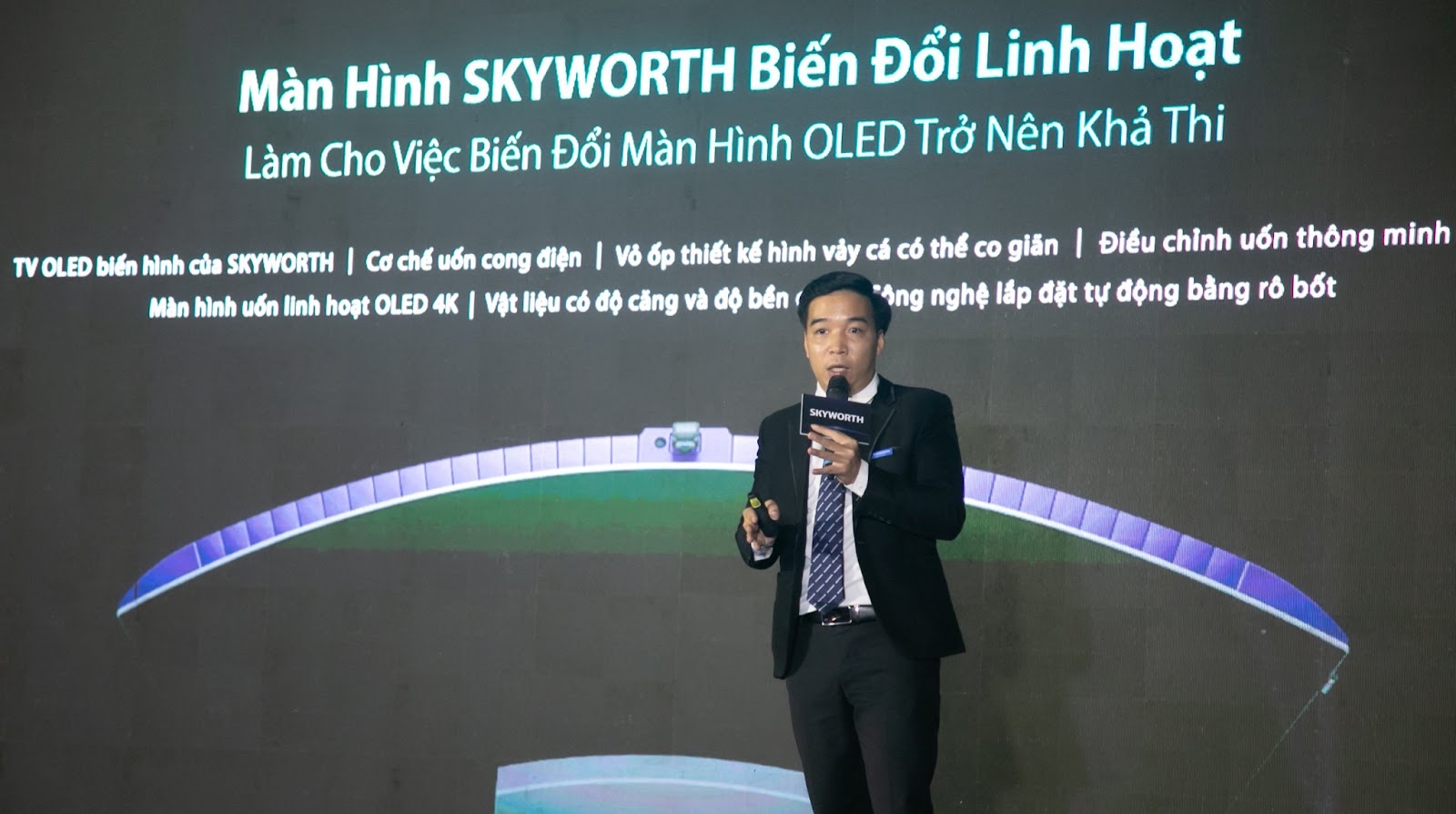 Có gì trong siêu phẩm tivi biến hình 700 triệu của Skyworth? - Ảnh 1.