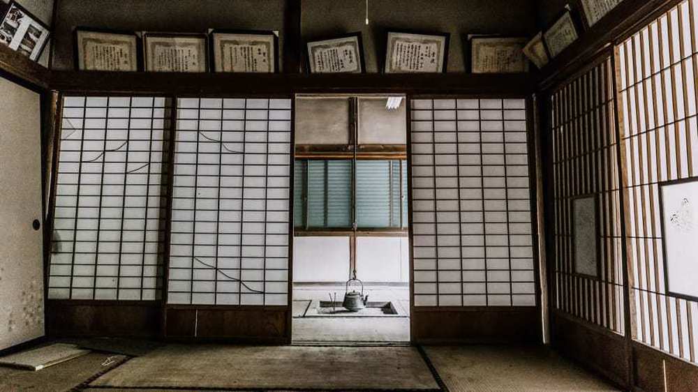 Ám ảnh những ngôi nhà ma không một bóng người ở Nhật Bản - Ảnh 1.