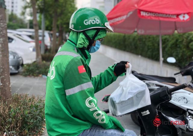Grab áp phụ phí nắng nóng đối với nhiều dịch vụ - Ảnh 1. Grab áp phụ phí nắng nóng đối với nhiều dịch vụ - Ảnh 1.
