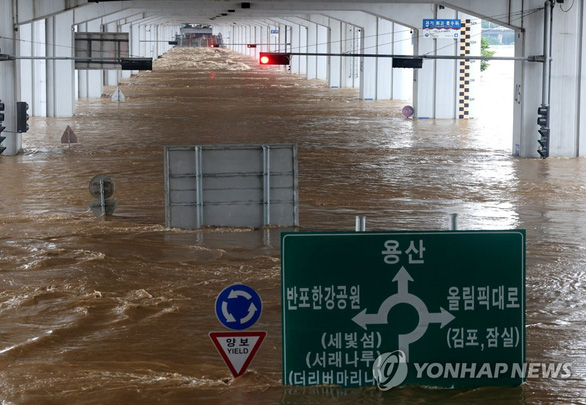 'Nhà nửa hầm' cho người nghèo mong manh trong trận mưa lũ lịch sử ở Hàn Quốc - Ảnh 3.