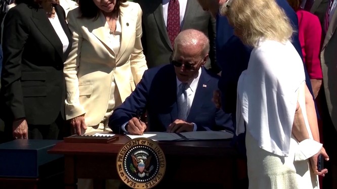 Tổng thống Biden chính thức ký thông qua Đạo luật &quot;Khoa học và Chip&quot; nhằm cạnh tranh với Trung Quốc - Ảnh 1.