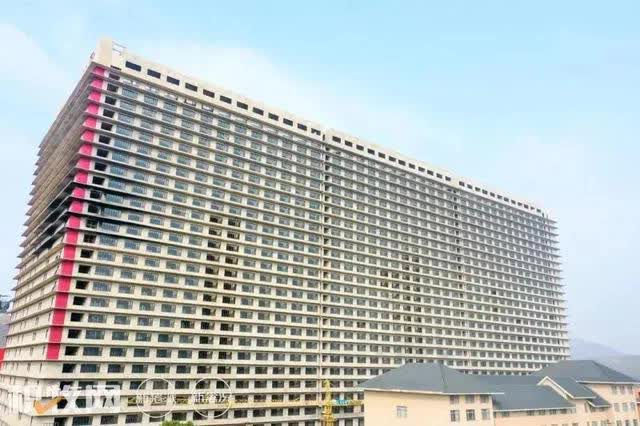 Xây 'siêu khách sạn' 26 tầng tích hợp công nghệ cao, nhưng chỉ để... nuôi heo - Ảnh 3.